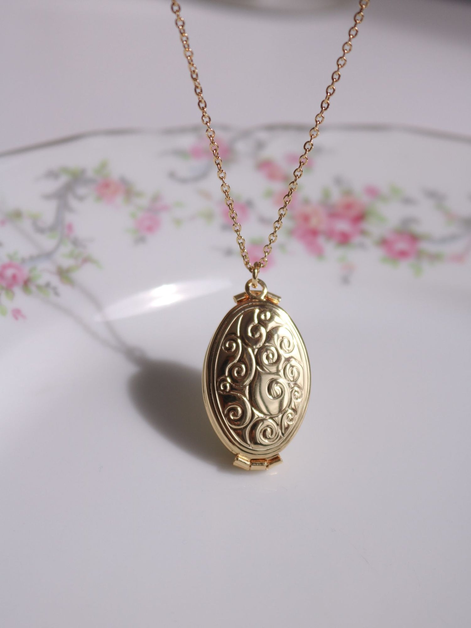 Vintage Gold Personalized Photo Locket Necklace