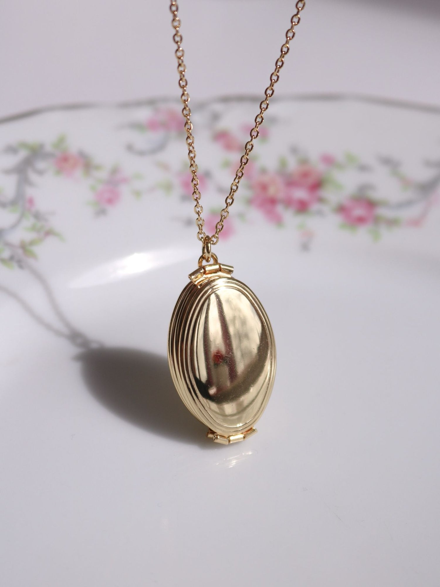 Vintage Gold Personalized Photo Locket Necklace