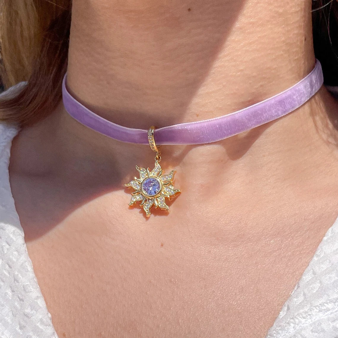 Rapunzel Lila Sonnenhalsband, Prinzessinnenschmuck, Lila Sonnenhalskette, Geek-Schmuck, Tangled Sun Halskette 