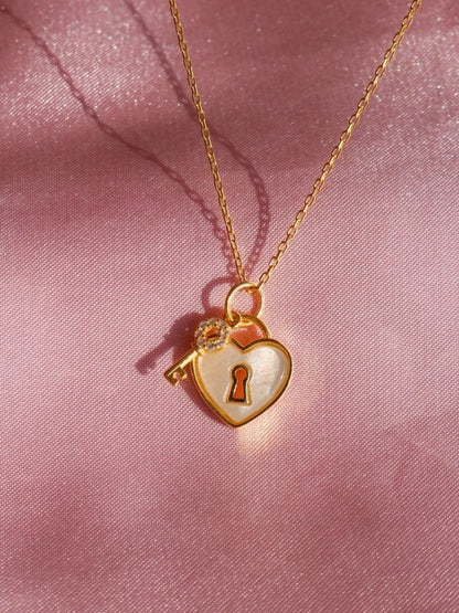 Pearlescent Heart Key 925 Silver Necklace