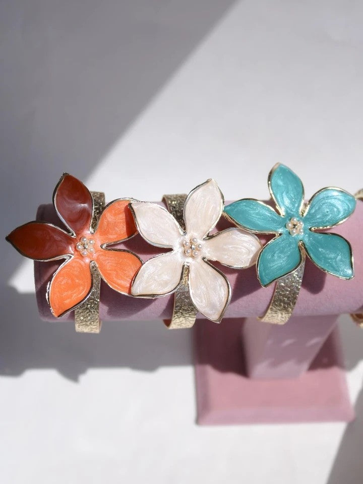 White Floral Grace Ring And Bracelet Set