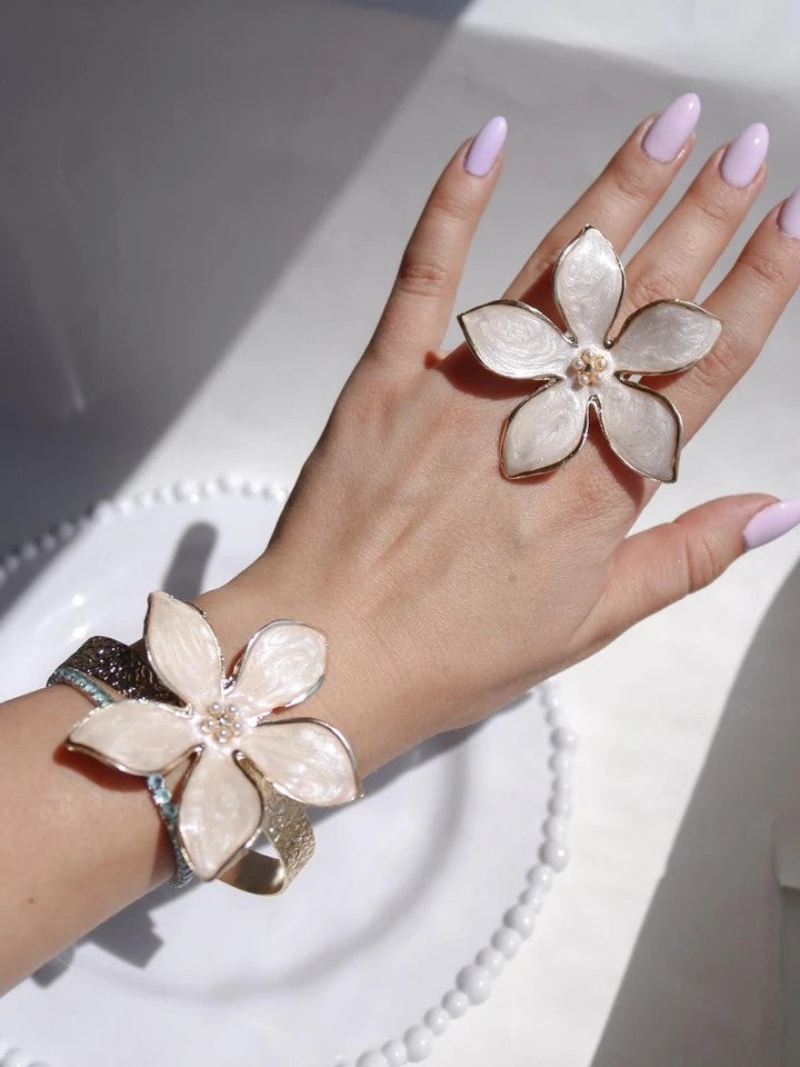 White Floral Grace Ring And Bracelet Set