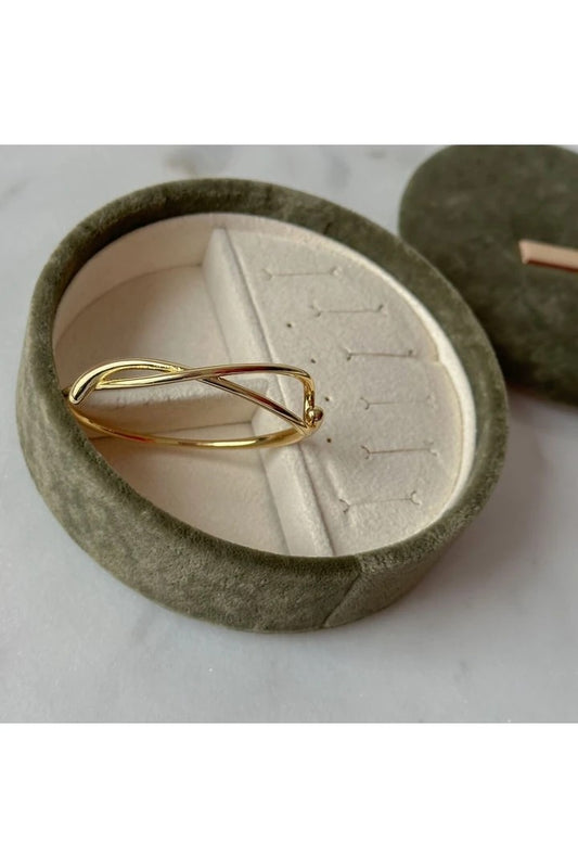 Elegant Wave Bracelet Gold